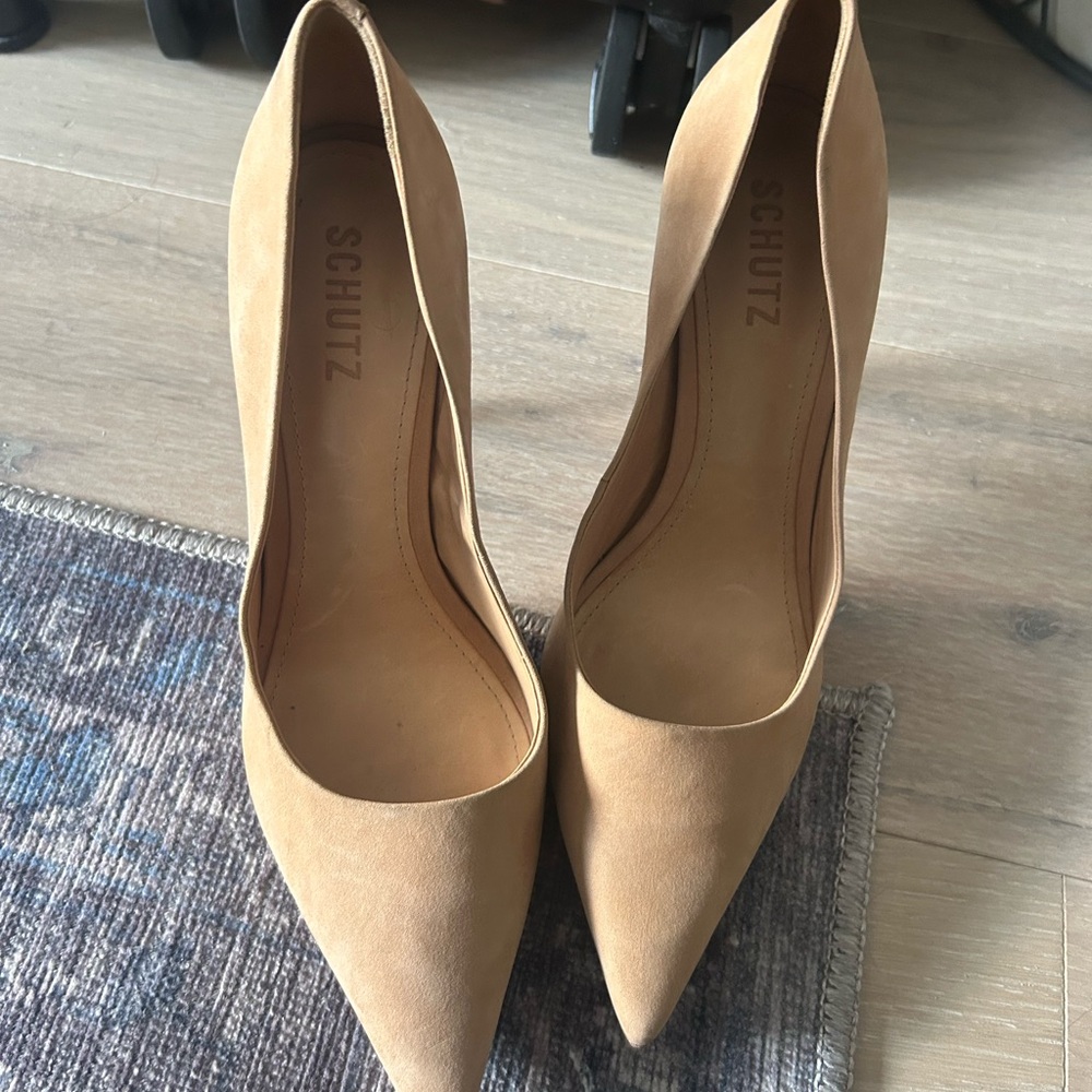 Shutz tan heel